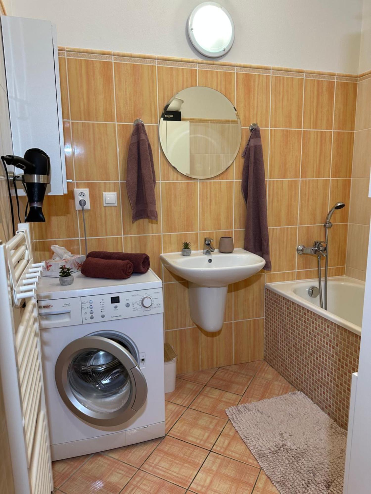 Cozy Apartment With Nice Balcony Seating, 9Th Floor, Parking Pressburg Exterior foto